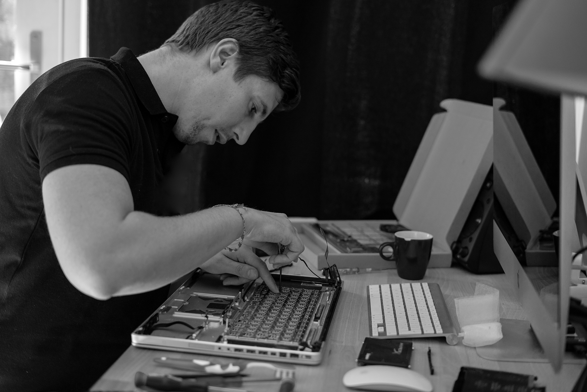 Alexander Forrest aan het werk aan een MacBook
